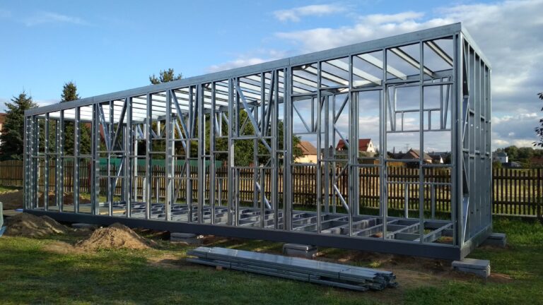 železná konstrukce maleho domu